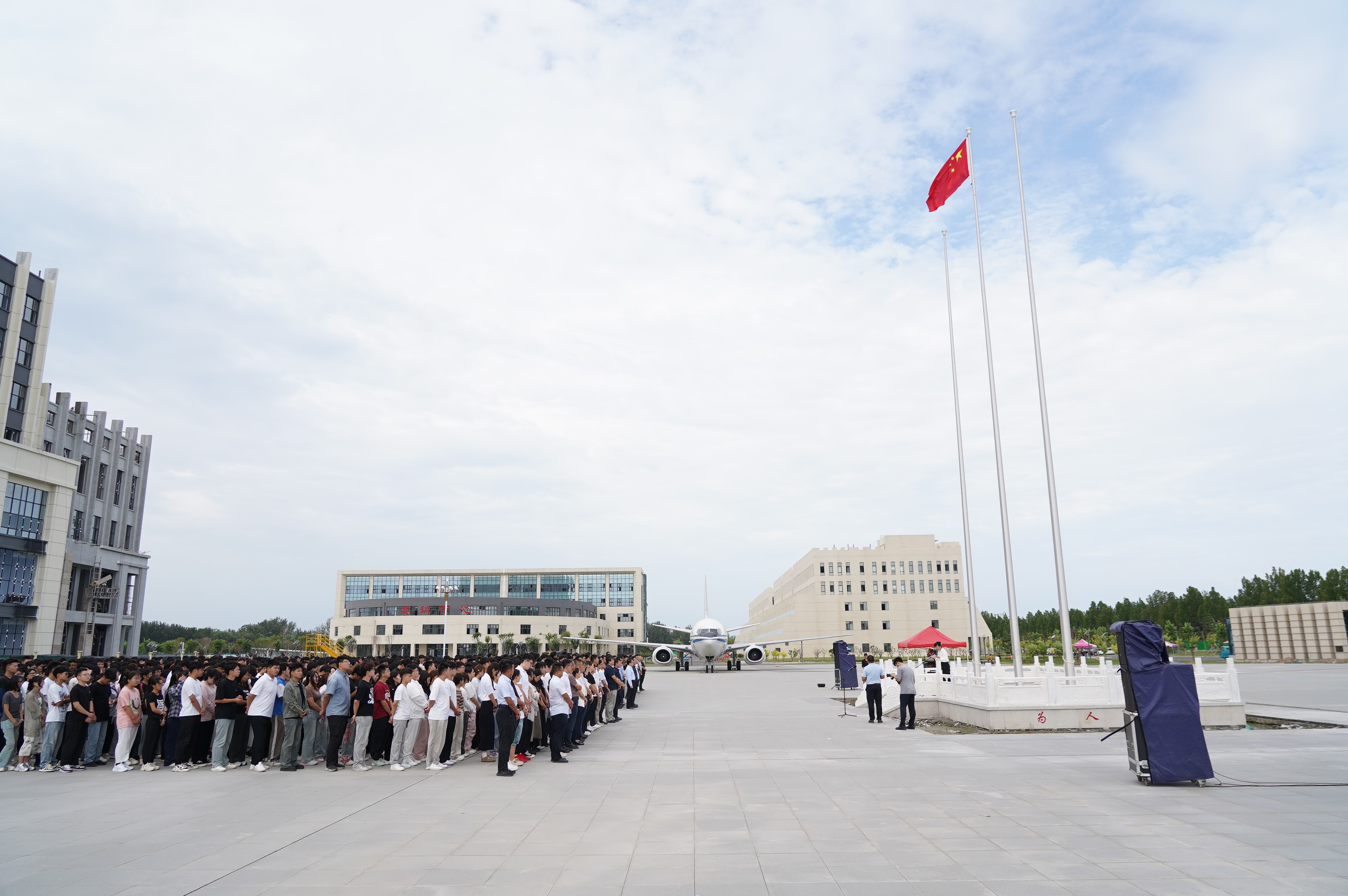 学校举行德州校区启用暨升旗仪式